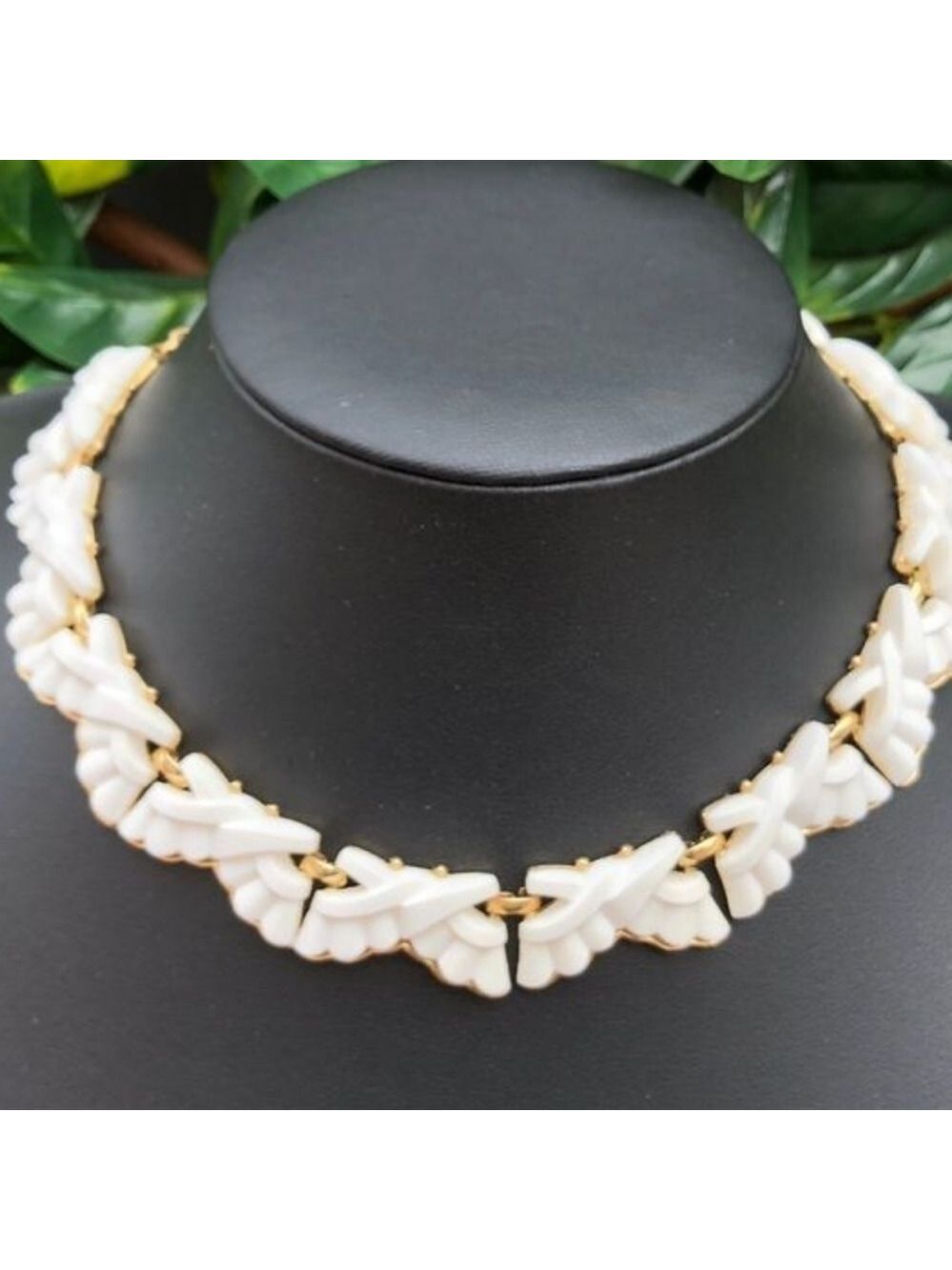 HP. Vintage Marked Trifari Chocker Necklace